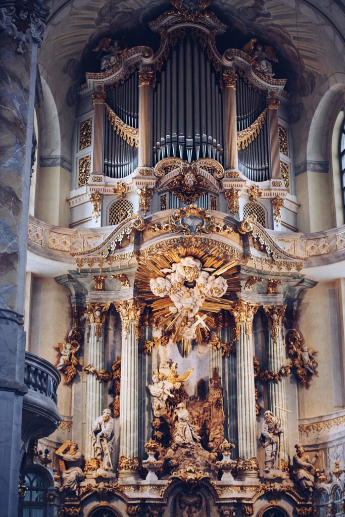 cual es la diferencia entre basilica y catedral