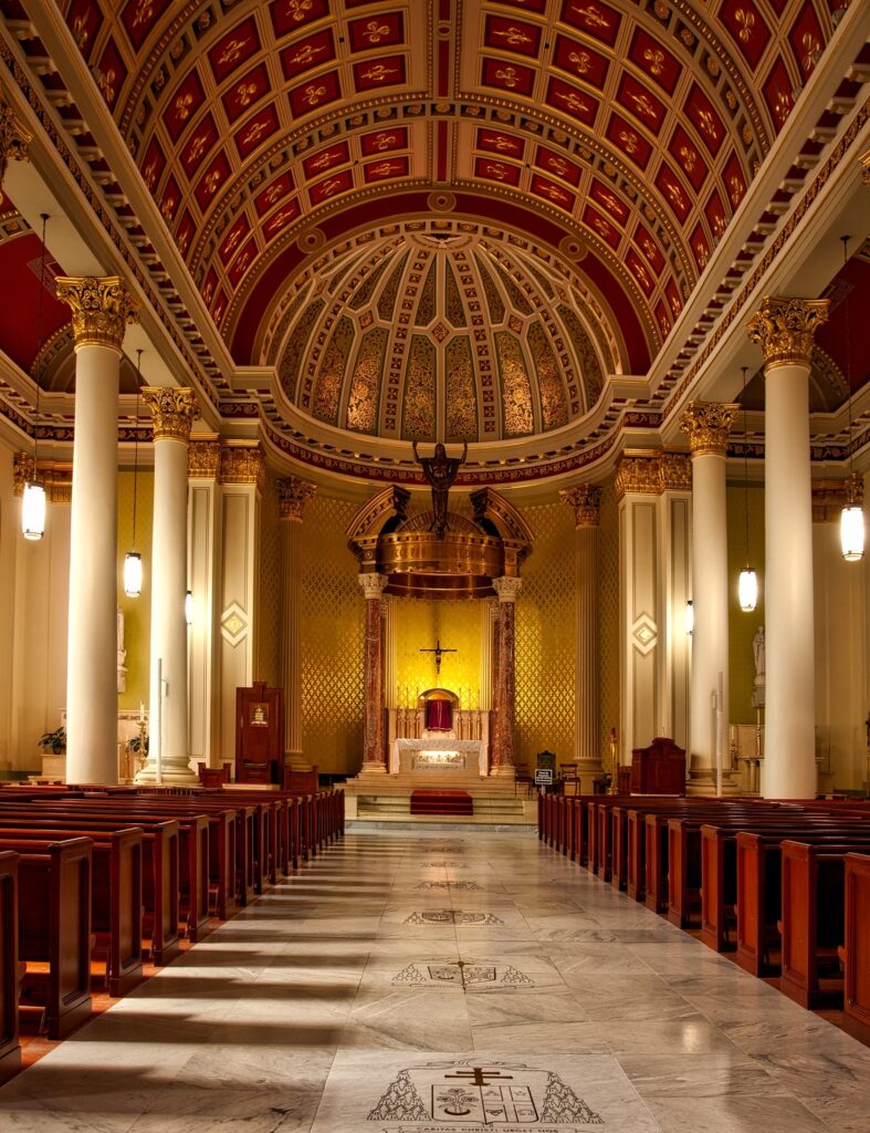 diferencia entre basilica y catedral e iglesia