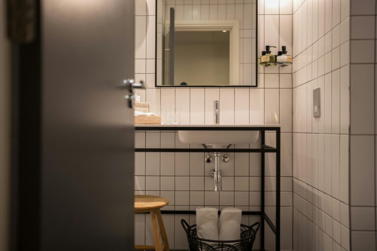 Cómo desatascar un lavabo